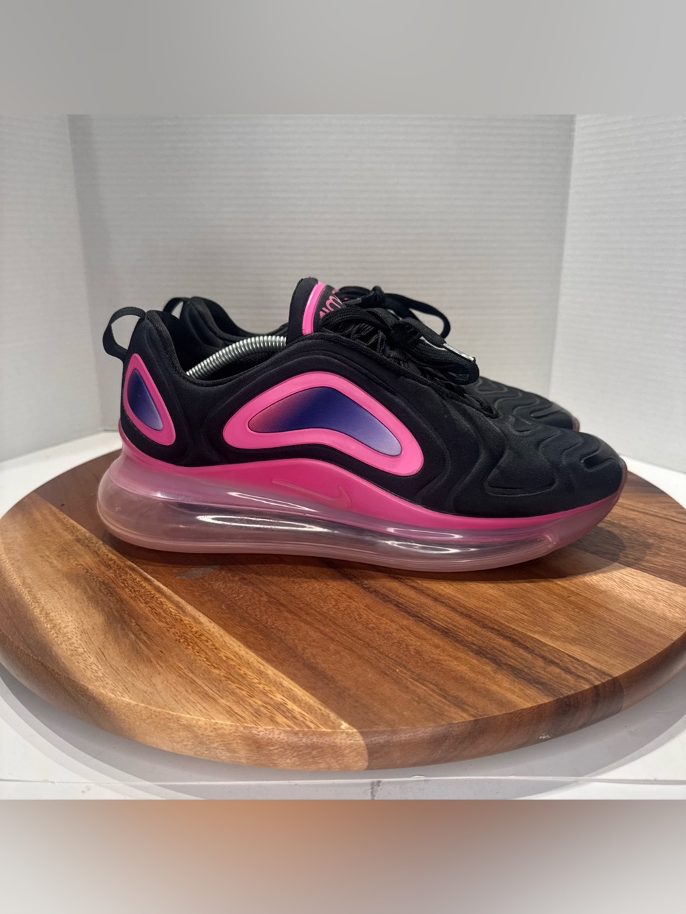 Nike Air Max 720 Mens’s Size 9.5 Running Shoes Black Pink Blast Sneakers